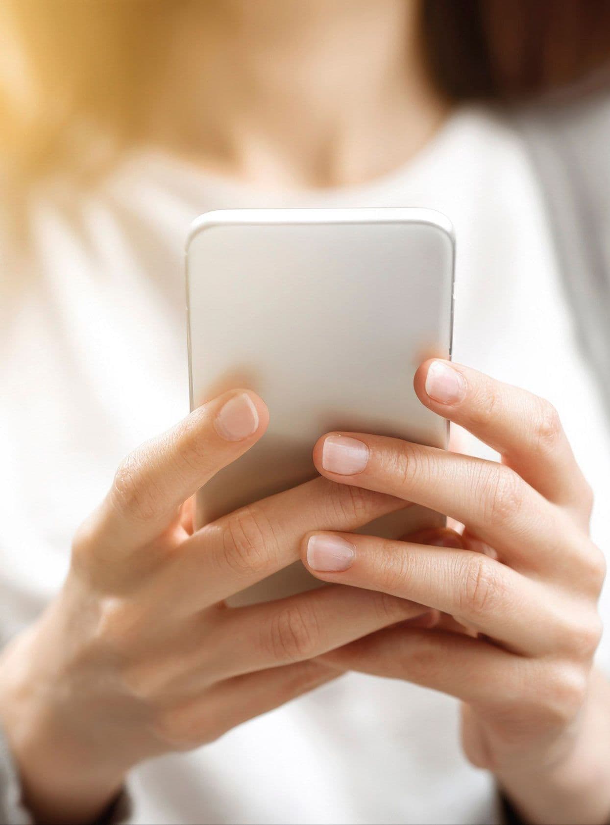 Kvinna håller smartphone