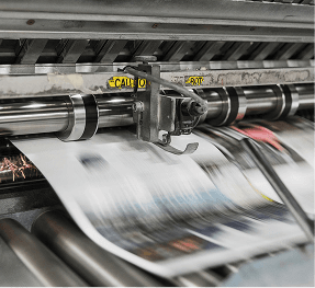 tryckpress med tryckta ark